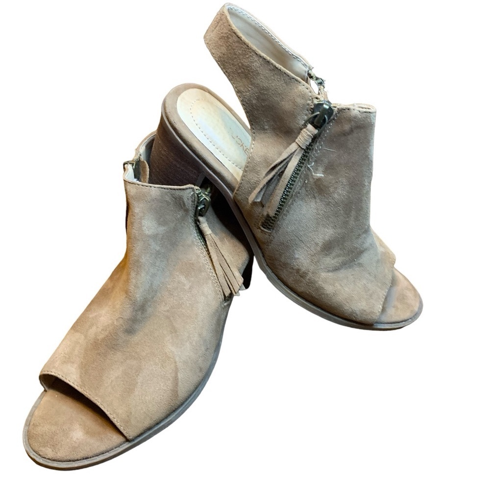 Adam Tucker Women's Sling Back 2.75" Heels. Size 7 Like New Condition